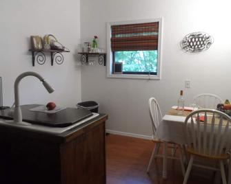 Quiet great get away. Private bedroom bath, Kitchenette . - Neosho - Їдальня