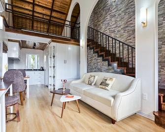 Little Colmar - Homestay & Pottery Studio - Ha Long - Pokój dzienny