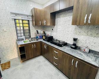 Fully furnished 2-bedroom Shortlet serviced apartment in Enugu Nigeria - Enugu - Kitchen