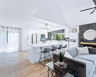 Charming 4-bedroom house with WiFi, AC in picturesque Mission Viejo - Mission Viejo - Living room