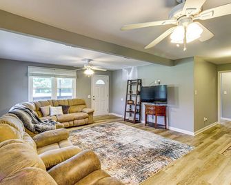 2 Mi to Shops and Eats Family Home in Donalsonville - Donalsonville - Sala de estar