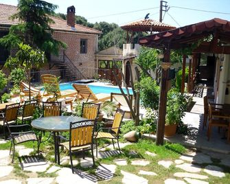 Akropolis Guest House - Pergamo - Patio