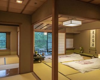 Yamanaka Onsen Hanatsubaki - Kaga
