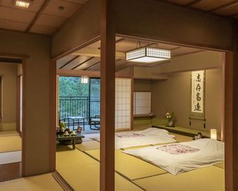 Yamanaka Onsen Hanatsubaki - Kaga