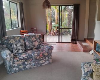 Gateway to Abel Tasman Park, Kaiteriteri and Motueka. Quiet, spacious, light. - Motueka - Living room