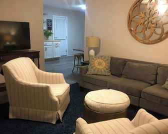 Little Cedar Cottage close to everything - Henderson - Sala de estar