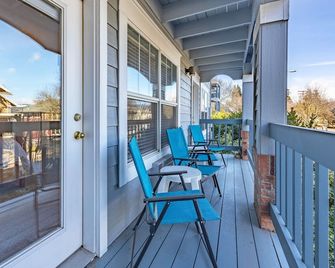 Alley's 22 - Steps From Downtown, Lodge Condo, A/C, Roomy & Comfy - Hood River - Balcony