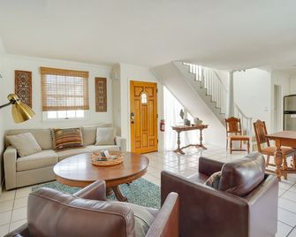 Dreamy Catalina Island Home, Walk to Beach and Ferry - Avalon - Wohnzimmer