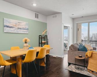 New Shoreline 401 2br Condo Near Downtown And Bay - Traverse City - Dining room