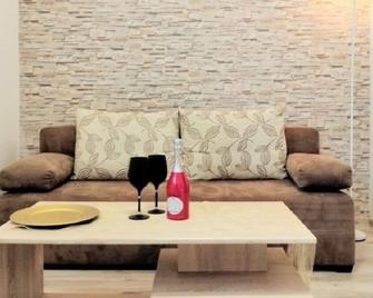 A Cozy Apartment in the Old Market - Sieradz - Sala de estar