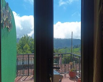 Habba Kadal Kashmiri Heritage Hotel & Hub - Coonoor - Balkon