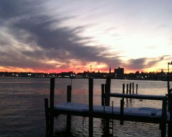 Thames Inn and Marina - Groton - Vista del exterior
