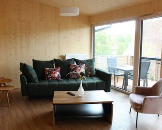 Stylishly furnished apartment (57sqm) with south-facing balcony - Ebrach - Sala de estar