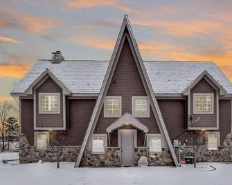 Beautiful Lake home w/hot tub, & 270 ft Lake Shore! - Isanti - Building