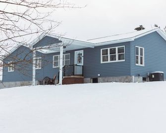 Serene Ranch House: Views & Hot Tub! Family Friendly - Mansfield - Building