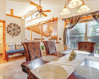 Cozy Home w/ Hot Tub - 11 Mi to Rainbow Falls - Woodland Park - Comedor