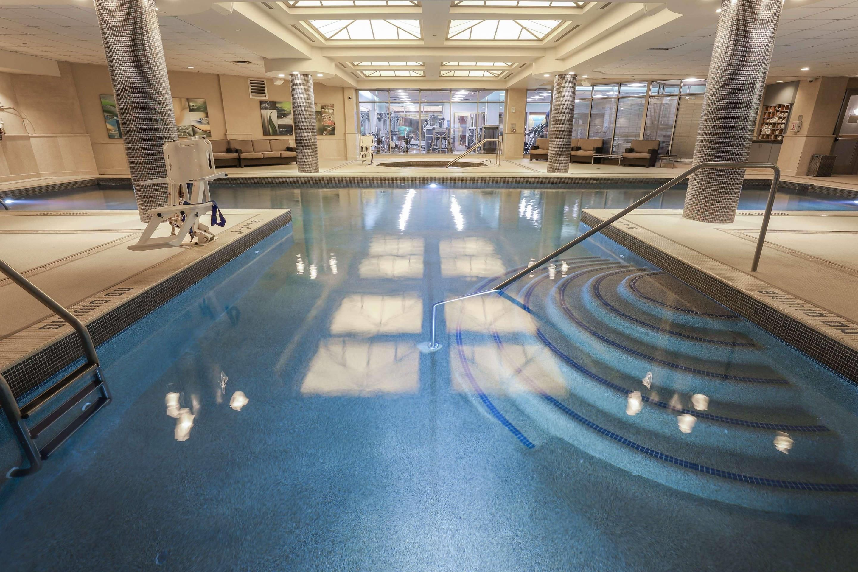 Radisson Plaza Hotel at Kalamazoo Center, MI - קאלאמאזו - בריכה
