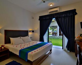 The Blue Wave Hotel - Arugam - Bedroom