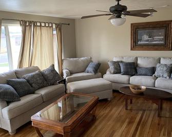 New Kitchen, Room For The Whole Family - Near 1st Bank Center - Broomfield - Living room