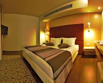 إليسيون هوتل - مايتيلين - غرفة نوم