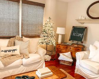 Cozy hub cottage in downtown Hattiesburg. \nSleeps 4 - Hattiesburg - Living room