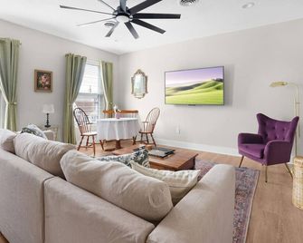 Chic Downtown Franklin Condo-Sleeps 6! - Franklin - Вітальня