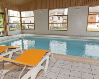 Hôtel Restaurant Etoile des Neiges Piscine Jacuzzi Sauna Massage Salle de Jeux - Métabief - Pool