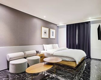 سيسون هوتل جيمبويربورت - سيول - غرفة نوم