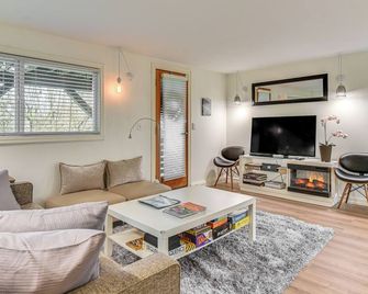 3 Mi to Downtown Portland Lush Flat with Fire Pit - Portland