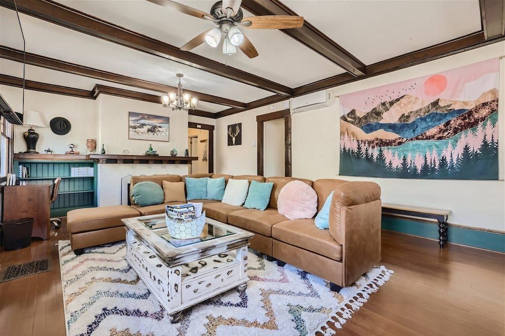 Downtown Rustic Home W Porch Swing & Backyard/Grill/Walk to CC, Parks & Venues - Colorado Springs - Living room