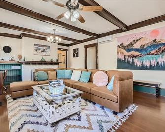 Downtown Rustic Home W Porch Swing & Backyard/Grill/Walk to CC, Parks & Venues - Colorado Springs - Sala de estar