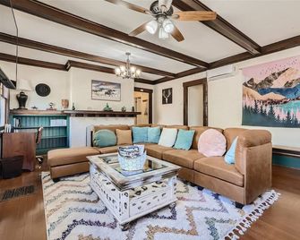 Downtown Rustic Home W Porch Swing & Backyard/Grill/Walk to CC, Parks & Venues - Colorado Springs - Living room