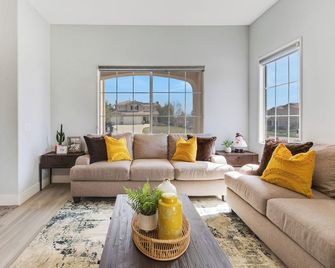 Lux Tranquil Heaven: Pool, Spa Oasis In Rancho Cucamonga, Ca - Rancho Cucamonga - Living room
