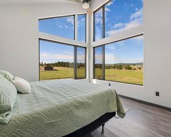 Bear Butte Luxury Retreat Hot Tub Stunning Views - Sturgis - Bedroom