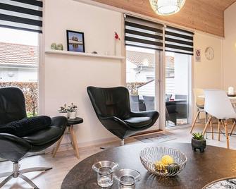 Modern Holiday Home in Ærøskøbing With Roofed Terrace - Ærøskøbing - Living room