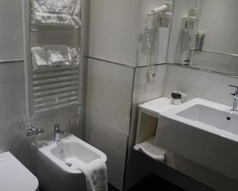 Hotel Columbus - ليغنانو سابيادورو - حمام