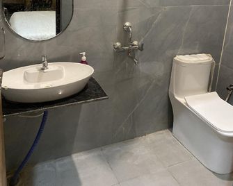 Hotel O Dream Inn - Álvaro - Baño