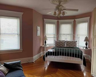 Majestic Century House —Perfect for family getaways or friends getting together! - Simcoe - Bedroom
