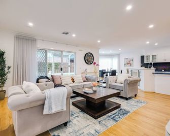 Stayau 6brm Lakeview Villa Holiday Stay - Point Cook - Living room