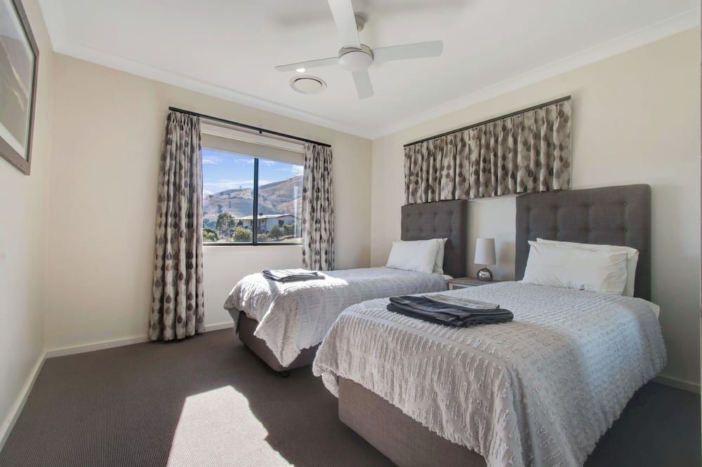 Elm Cottage Tumut - YellowBox a 4 bedroom Accessible Cottage with river views - Tumut - Спальня