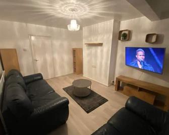 Luxurious 2 Bedroom Flat With Balcony London - London - Living room