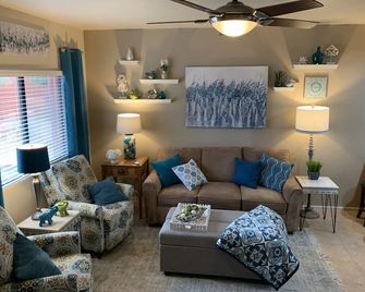 Luxurious, Spacious Sedona Townhome-Spectacular Views/Minutes From Attractions! - Village of Oak Creek - Sala de estar