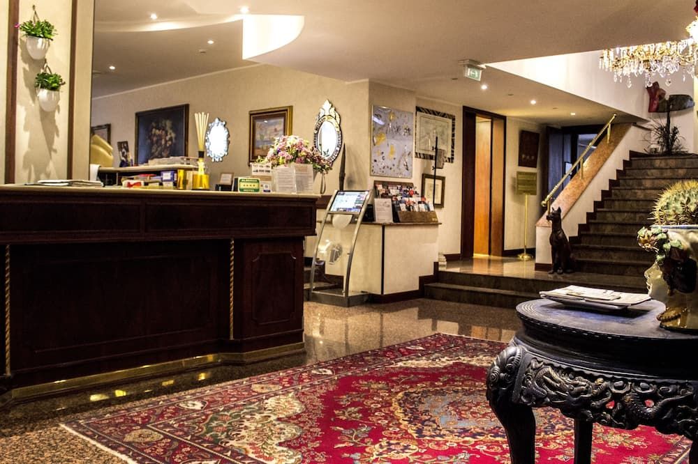 Hotel Bristol - מילאנו - דלפק קבלה