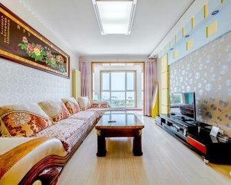 Dahaibian Holiday Apartment - Qingdao - Living room