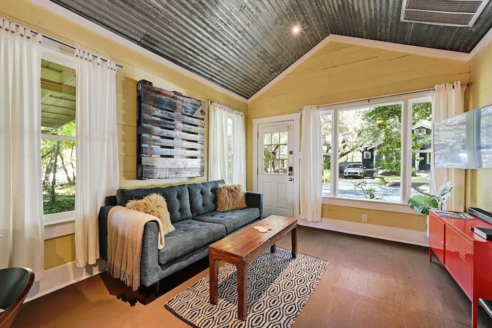 Walk to it all! ~ Historic Bungalow with Fenced Yard ~ Fast Wifi - أوستن - غرفة معيشة