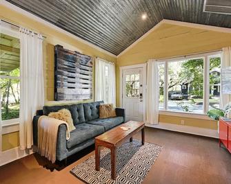 Walk to it all! ~ Historic Bungalow with Fenced Yard ~ Fast Wifi - Austin - Sala de estar