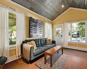 Walk to it all! ~ Historic Bungalow with Fenced Yard ~ Fast Wifi - Austin - Sala de estar