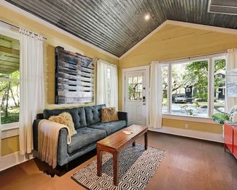 Walk to it all! ~ Historic Bungalow with Fenced Yard ~ Fast Wifi - أوستن - غرفة معيشة