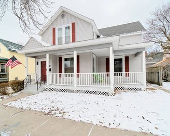 Central & Peaceful 3-bed home with a fireplace - Manistee - Building