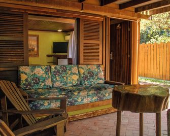 Grajagan Surf Resort - Ilha do Mel - Binnenhof